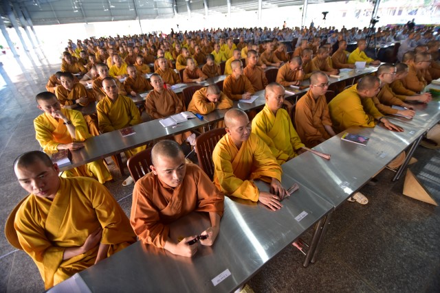 Quỹ Đạo Phật Ngày Nay cúng dường trai tăng trong khóa tu thường kỳ tại HVPGVN