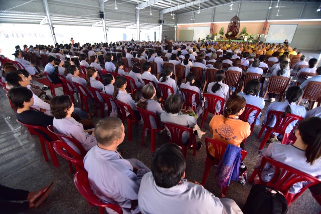 Quỹ Đạo Phật Ngày Nay cúng dường trai tăng trong khóa tu thường kỳ tại HVPGVN