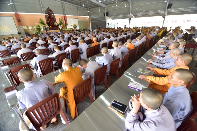 Quỹ Đạo Phật Ngày Nay cúng dường trai tăng trong khóa tu thường kỳ tại HVPGVN