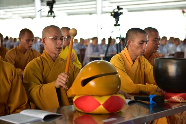 Quỹ Đạo Phật Ngày Nay cúng dường trai tăng trong khóa tu thường kỳ tại HVPGVN