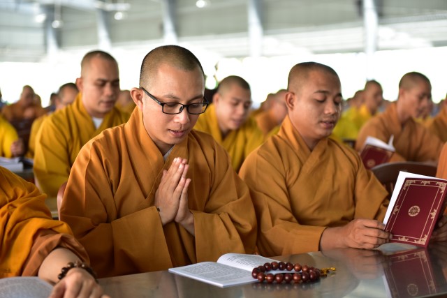 Quỹ Đạo Phật Ngày Nay cúng dường trai tăng trong khóa tu thường kỳ tại HVPGVN