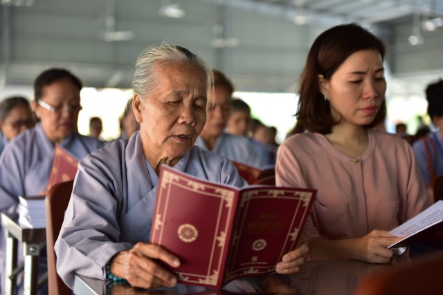 Quỹ Đạo Phật Ngày Nay cúng dường trai tăng trong khóa tu thường kỳ tại HVPGVN