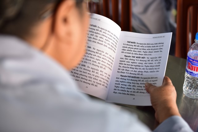 Quỹ Đạo Phật Ngày Nay cúng dường trai tăng trong khóa tu thường kỳ tại HVPGVN