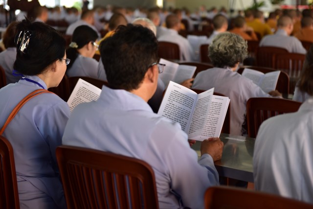 Quỹ Đạo Phật Ngày Nay cúng dường trai tăng trong khóa tu thường kỳ tại HVPGVN