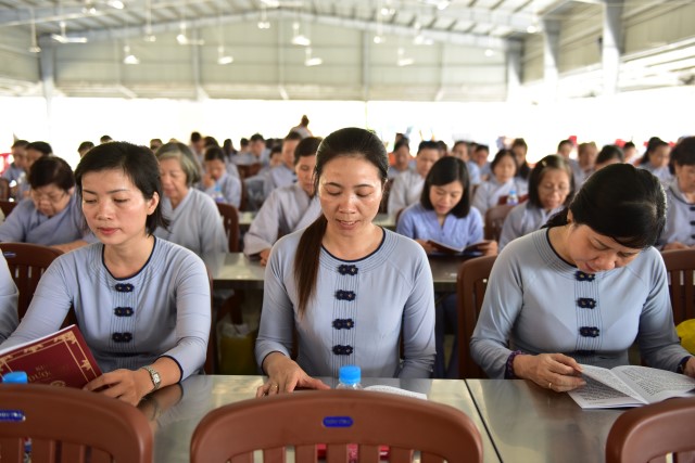 Quỹ Đạo Phật Ngày Nay cúng dường trai tăng trong khóa tu thường kỳ tại HVPGVN