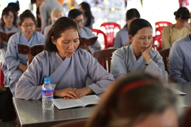 Quỹ Đạo Phật Ngày Nay cúng dường trai tăng trong khóa tu thường kỳ tại HVPGVN