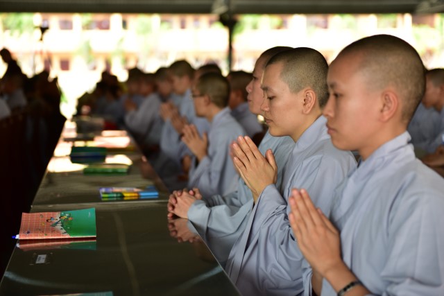 Quỹ Đạo Phật Ngày Nay cúng dường trai tăng trong khóa tu thường kỳ tại HVPGVN