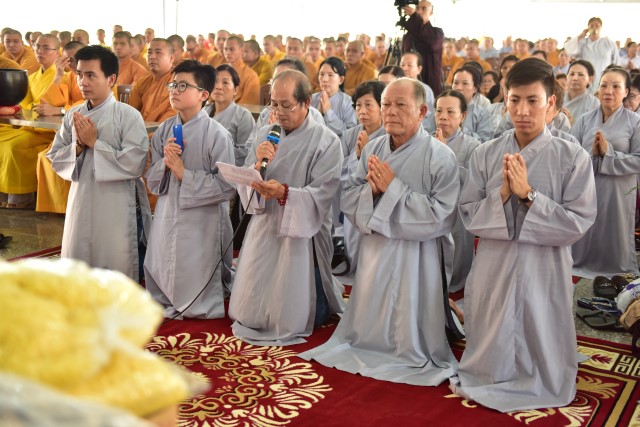 Quỹ Đạo Phật Ngày Nay cúng dường trai tăng trong khóa tu thường kỳ tại HVPGVN