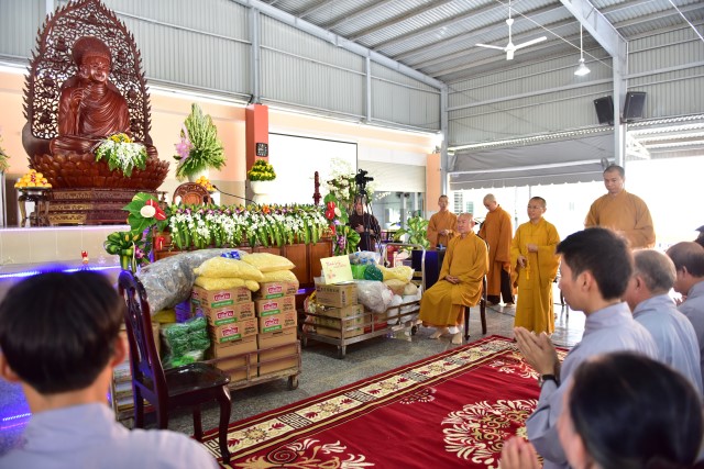 Quỹ Đạo Phật Ngày Nay cúng dường trai tăng trong khóa tu thường kỳ tại HVPGVN