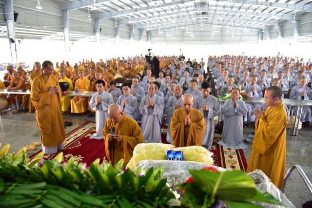 Quỹ Đạo Phật Ngày Nay cúng dường trai tăng trong khóa tu thường kỳ tại HVPGVN