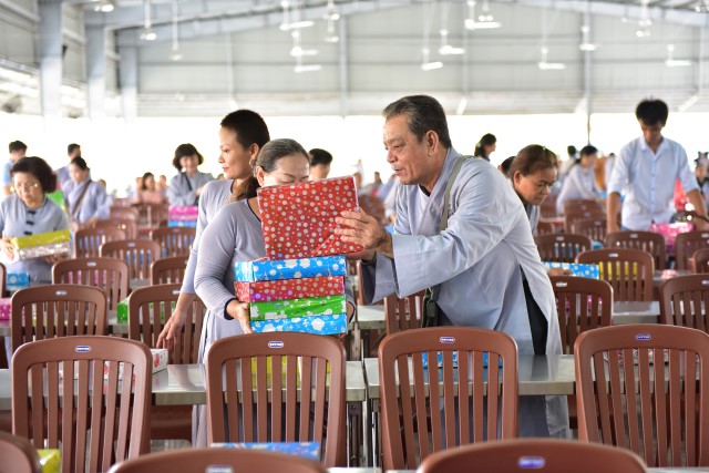 Quỹ Đạo Phật Ngày Nay cúng dường trai tăng trong khóa tu thường kỳ tại HVPGVN