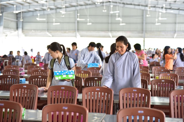 Quỹ Đạo Phật Ngày Nay cúng dường trai tăng trong khóa tu thường kỳ tại HVPGVN