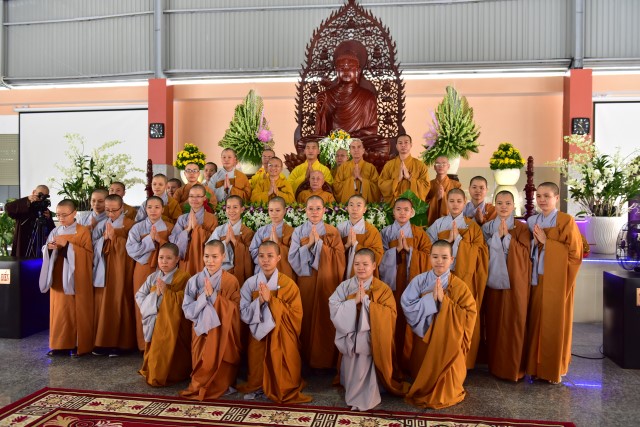 Quỹ Đạo Phật Ngày Nay cúng dường trai tăng trong khóa tu thường kỳ tại HVPGVN