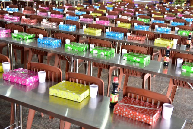 Quỹ Đạo Phật Ngày Nay cúng dường trai tăng trong khóa tu thường kỳ tại HVPGVN