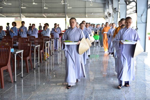 Quỹ Đạo Phật Ngày Nay cúng dường trai tăng trong khóa tu thường kỳ tại HVPGVN