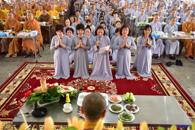 Quỹ Đạo Phật Ngày Nay cúng dường trai tăng trong khóa tu thường kỳ tại HVPGVN