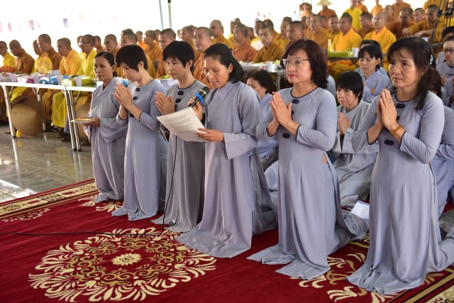 Quỹ Đạo Phật Ngày Nay cúng dường trai tăng trong khóa tu thường kỳ tại HVPGVN