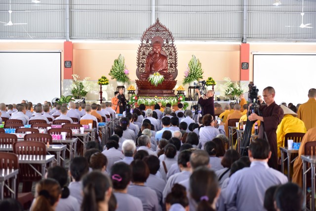 Quỹ Đạo Phật Ngày Nay cúng dường trai tăng trong khóa tu thường kỳ tại HVPGVN