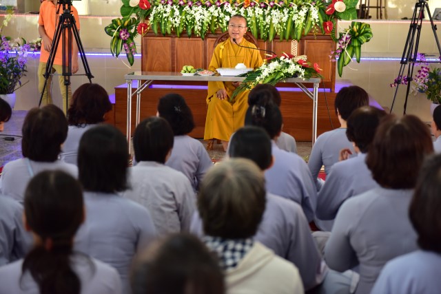 Quỹ Đạo Phật Ngày Nay cúng dường trai tăng trong khóa tu thường kỳ tại HVPGVN