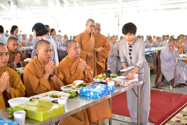 Quỹ Đạo Phật Ngày Nay cúng dường trai tăng trong khóa tu thường kỳ tại HVPGVN