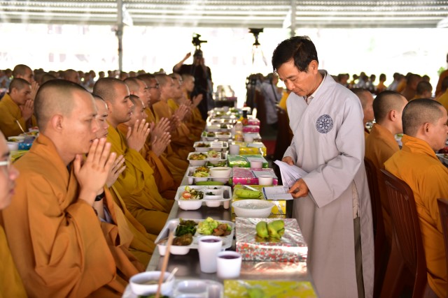 Quỹ Đạo Phật Ngày Nay cúng dường trai tăng trong khóa tu thường kỳ tại HVPGVN