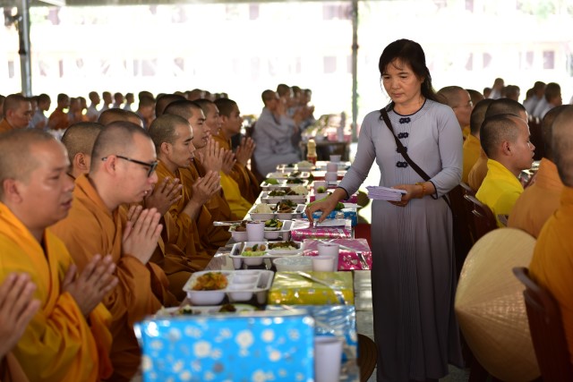 Quỹ Đạo Phật Ngày Nay cúng dường trai tăng trong khóa tu thường kỳ tại HVPGVN