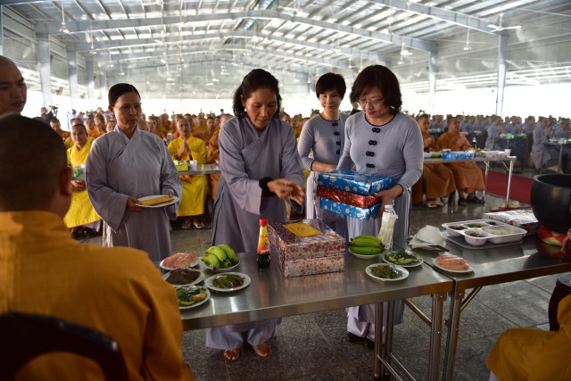 Quỹ Đạo Phật Ngày Nay cúng dường trai tăng trong khóa tu thường kỳ tại HVPGVN