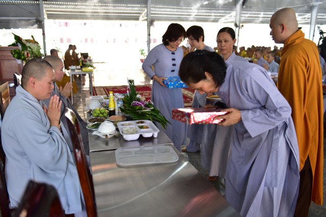 Quỹ Đạo Phật Ngày Nay cúng dường trai tăng trong khóa tu thường kỳ tại HVPGVN