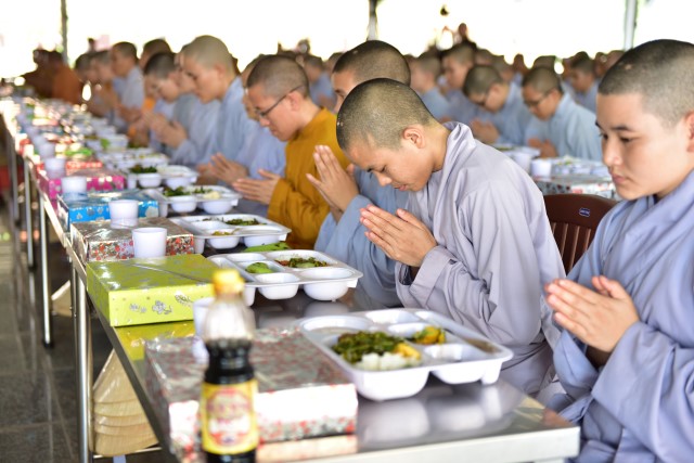 Quỹ Đạo Phật Ngày Nay cúng dường trai tăng trong khóa tu thường kỳ tại HVPGVN