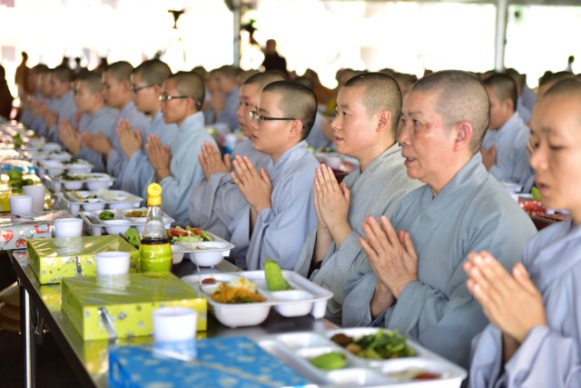 Quỹ Đạo Phật Ngày Nay cúng dường trai tăng trong khóa tu thường kỳ tại HVPGVN