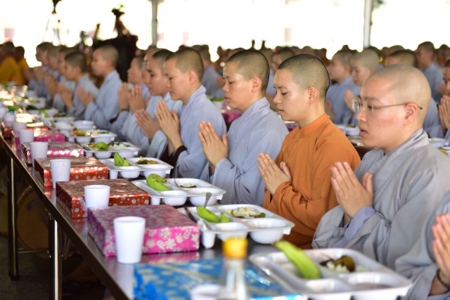 Quỹ Đạo Phật Ngày Nay cúng dường trai tăng trong khóa tu thường kỳ tại HVPGVN