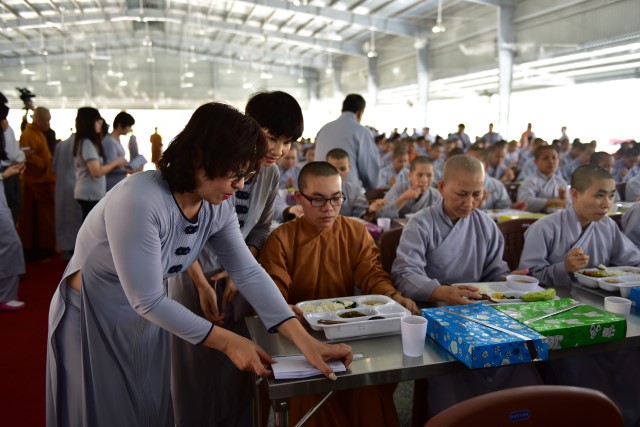 Quỹ Đạo Phật Ngày Nay cúng dường trai tăng trong khóa tu thường kỳ tại HVPGVN