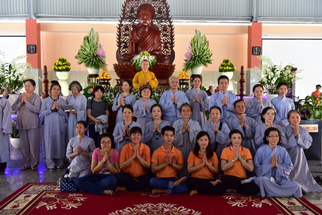 Quỹ Đạo Phật Ngày Nay cúng dường trai tăng trong khóa tu thường kỳ tại HVPGVN