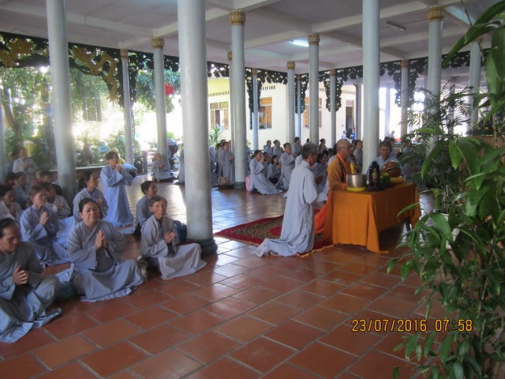 Hơn 400 hành giả tham dự khóa tu Bát quan trai tại chùa Lộc Thọ