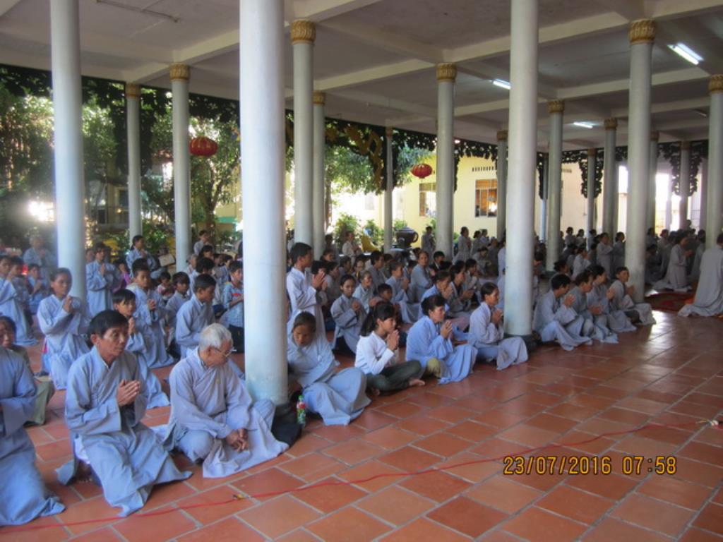 Hơn 400 hành giả tham dự khóa tu Bát quan trai tại chùa Lộc Thọ