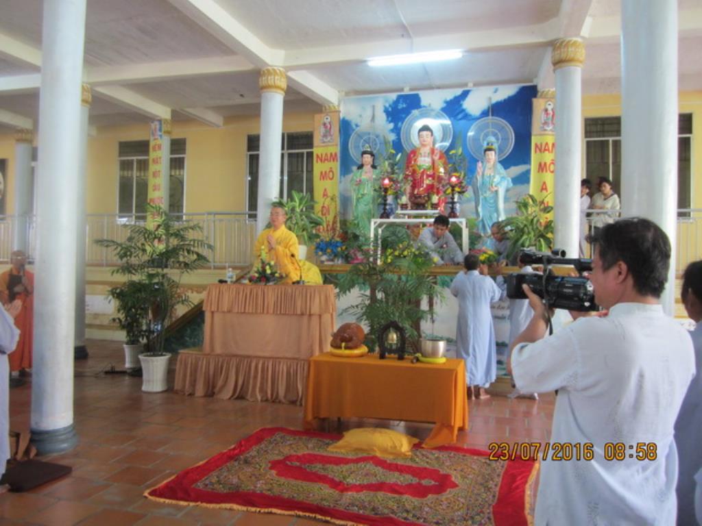 Hơn 400 hành giả tham dự khóa tu Bát quan trai tại chùa Lộc Thọ