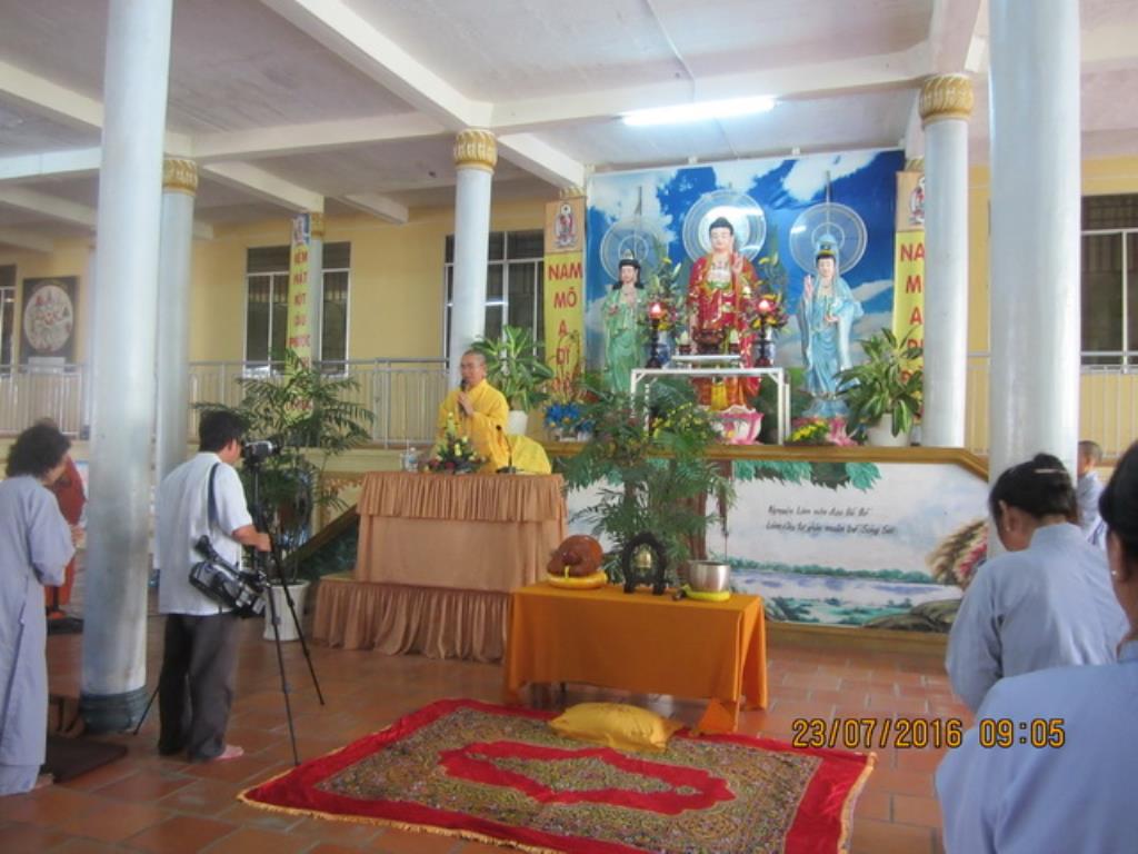 Hơn 400 hành giả tham dự khóa tu Bát quan trai tại chùa Lộc Thọ