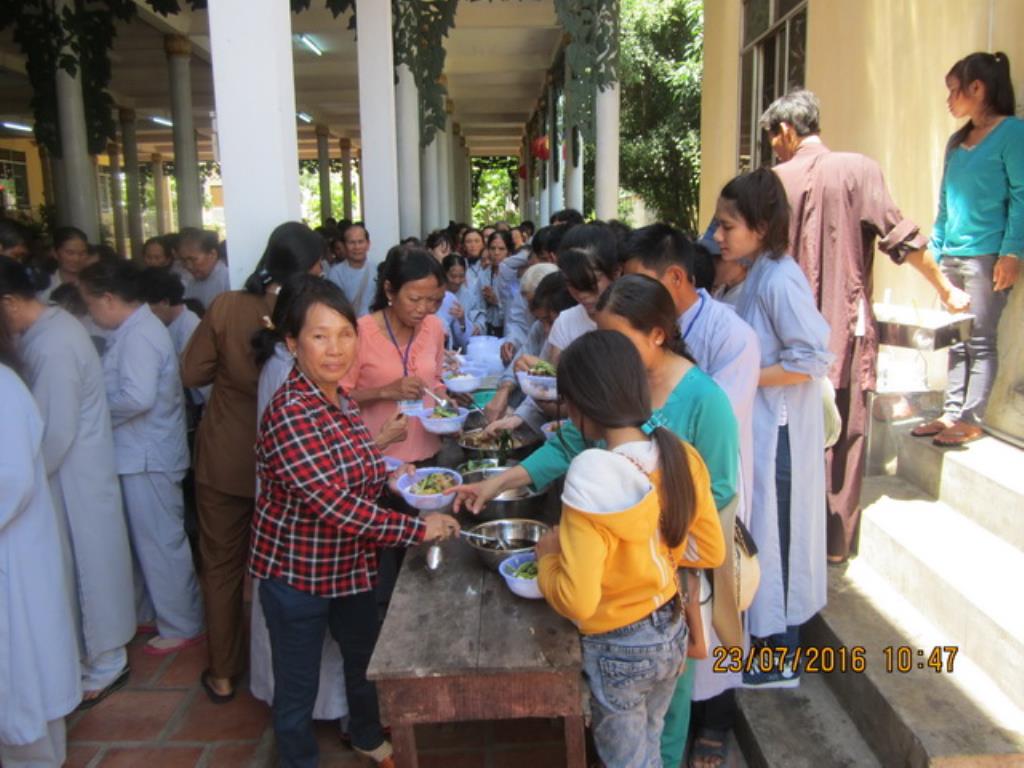 Hơn 400 hành giả tham dự khóa tu Bát quan trai tại chùa Lộc Thọ