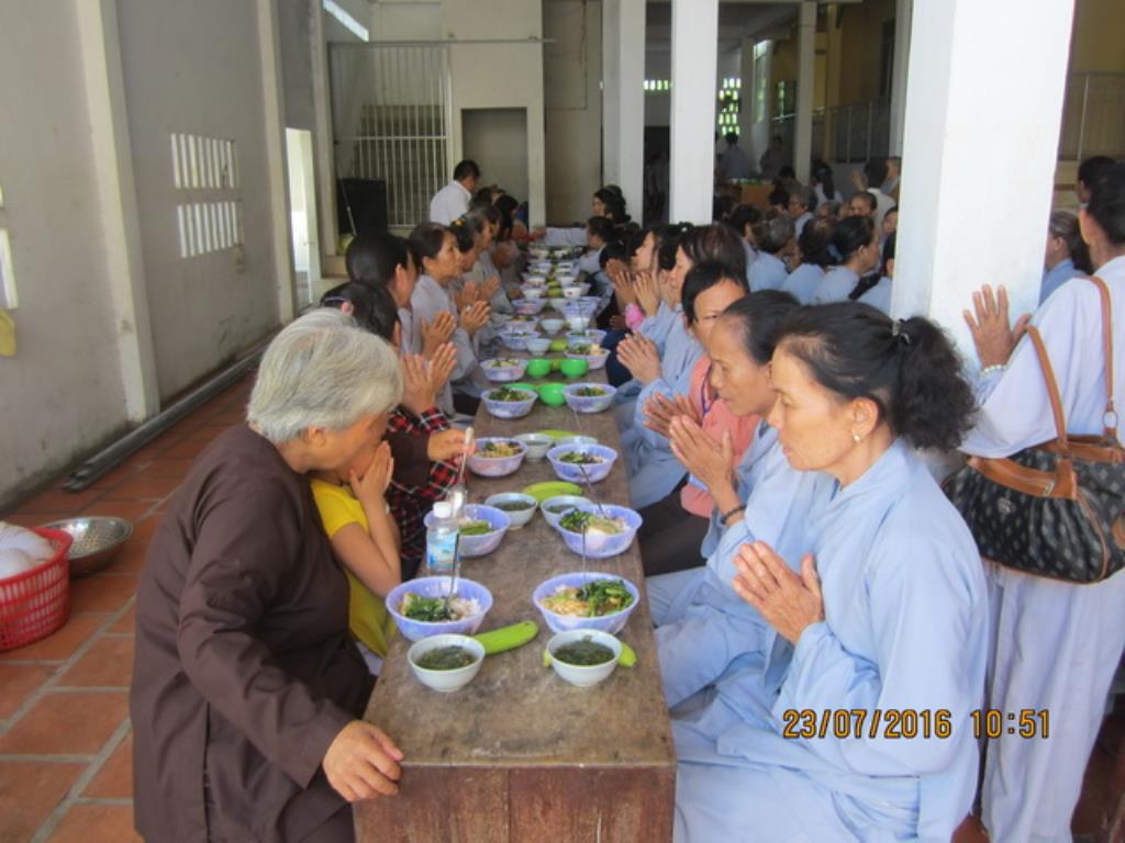 Hơn 400 hành giả tham dự khóa tu Bát quan trai tại chùa Lộc Thọ