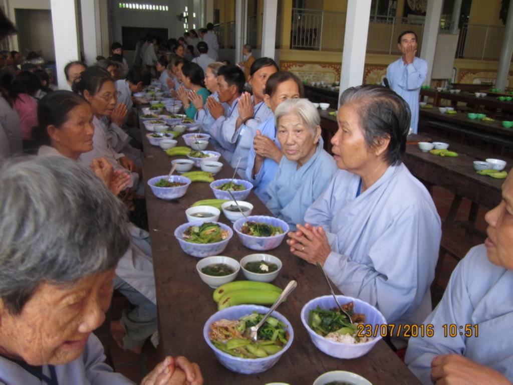 Hơn 400 hành giả tham dự khóa tu Bát quan trai tại chùa Lộc Thọ
