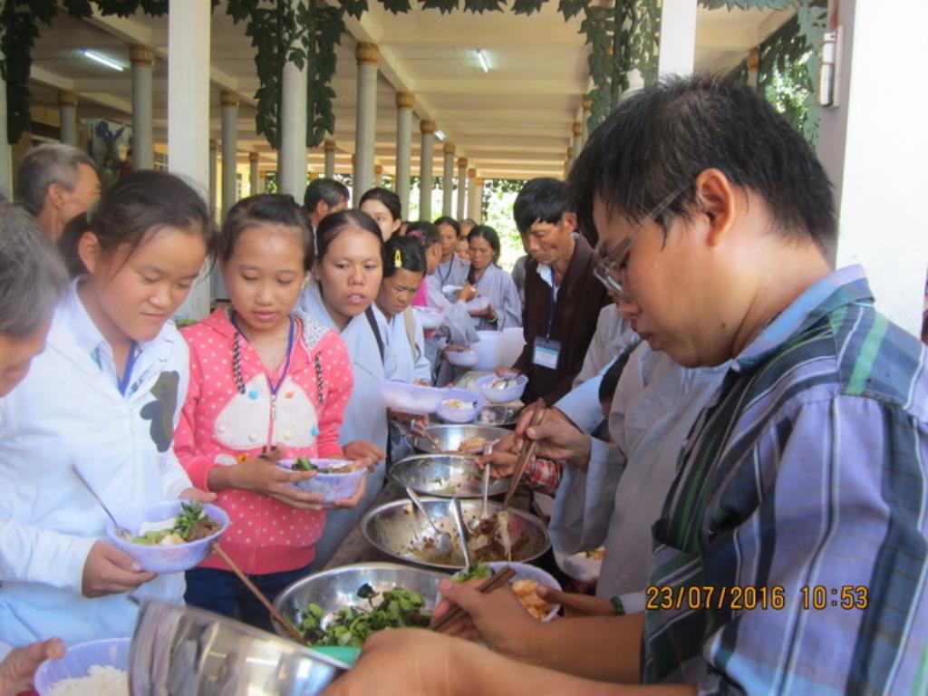 Hơn 400 hành giả tham dự khóa tu Bát quan trai tại chùa Lộc Thọ