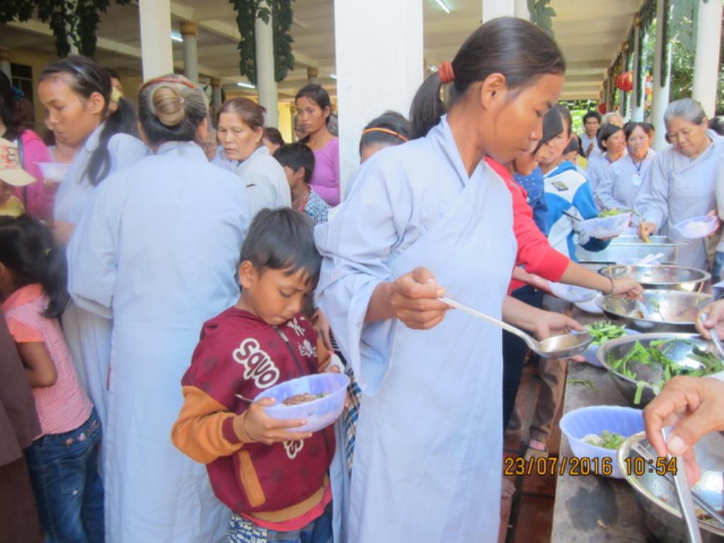 Hơn 400 hành giả tham dự khóa tu Bát quan trai tại chùa Lộc Thọ