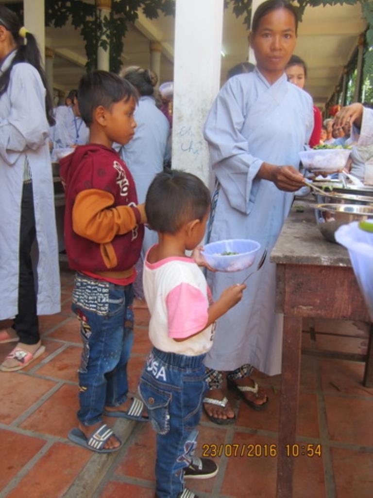 Hơn 400 hành giả tham dự khóa tu Bát quan trai tại chùa Lộc Thọ