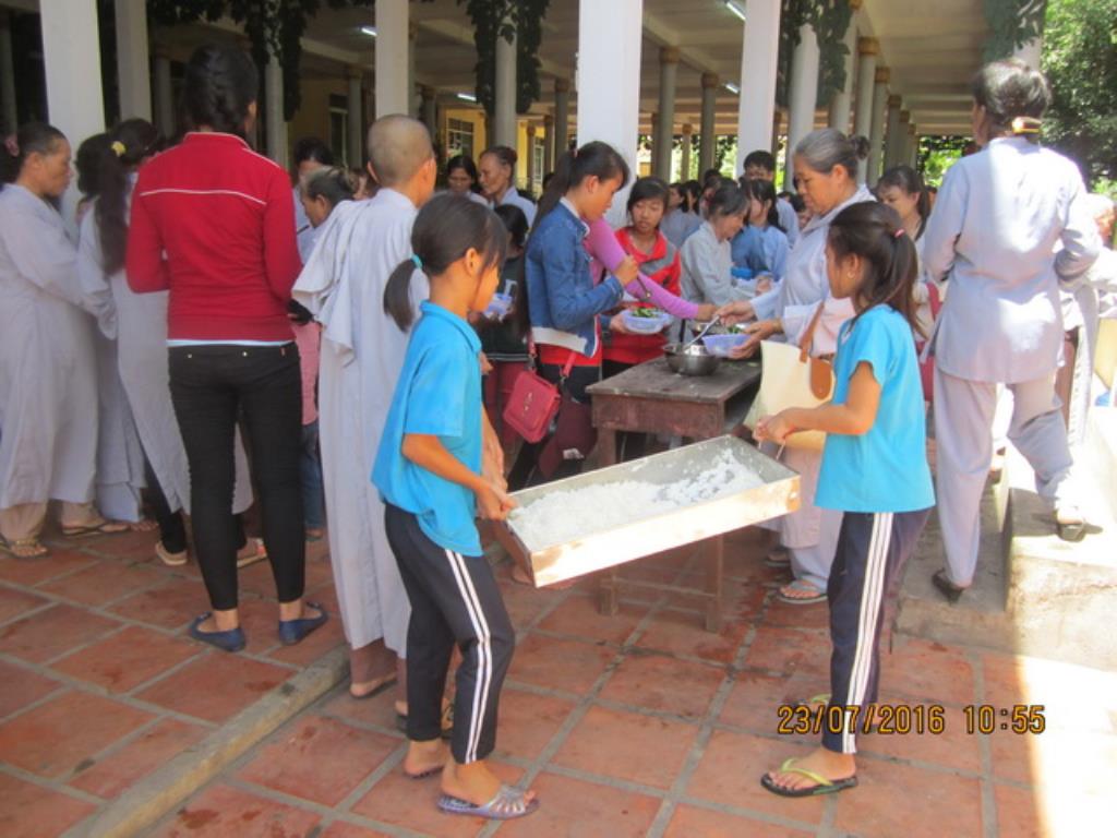 Hơn 400 hành giả tham dự khóa tu Bát quan trai tại chùa Lộc Thọ