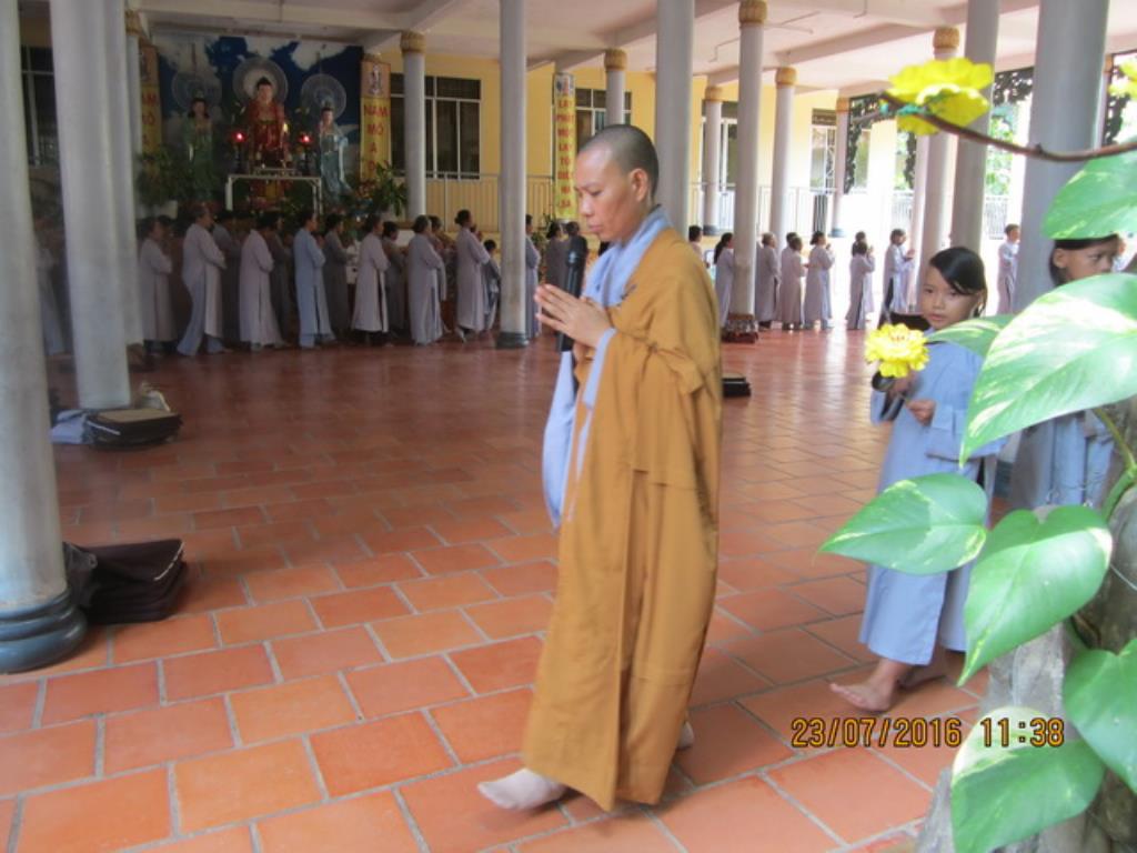 Hơn 400 hành giả tham dự khóa tu Bát quan trai tại chùa Lộc Thọ