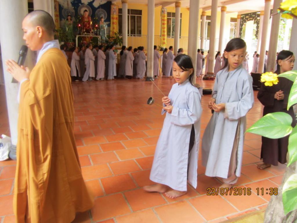 Hơn 400 hành giả tham dự khóa tu Bát quan trai tại chùa Lộc Thọ