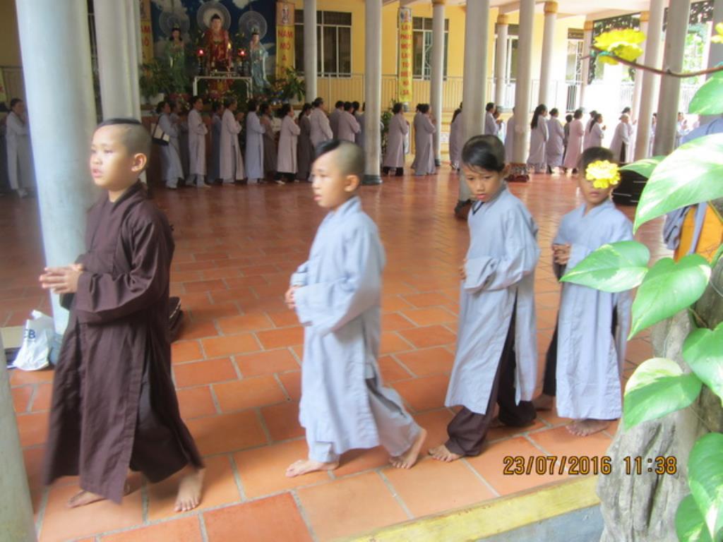 Hơn 400 hành giả tham dự khóa tu Bát quan trai tại chùa Lộc Thọ