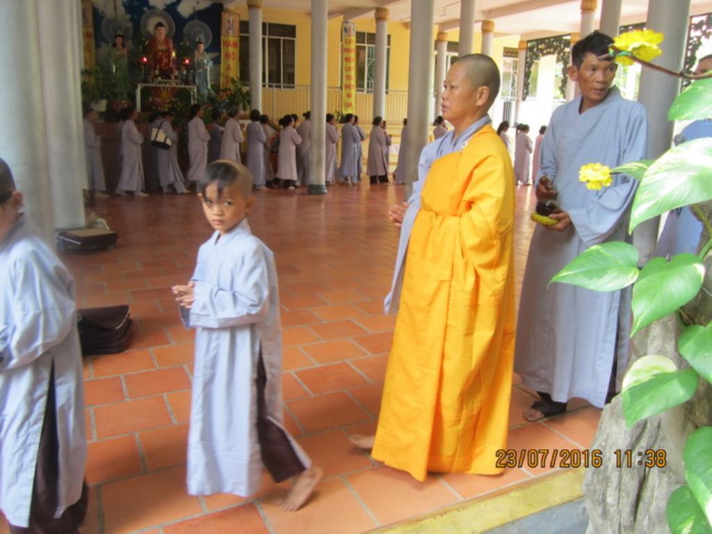 Hơn 400 hành giả tham dự khóa tu Bát quan trai tại chùa Lộc Thọ