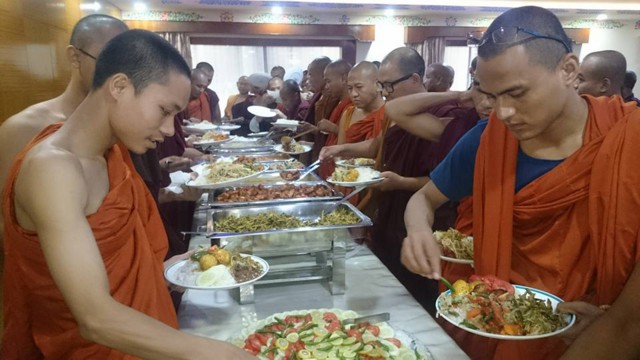 Ấn Độ: Tăng Ni Việt Nam cúng dường Vu Lan tại Bồ Đề Đạo Tràng