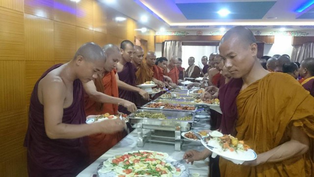 Ấn Độ: Tăng Ni Việt Nam cúng dường Vu Lan tại Bồ Đề Đạo Tràng